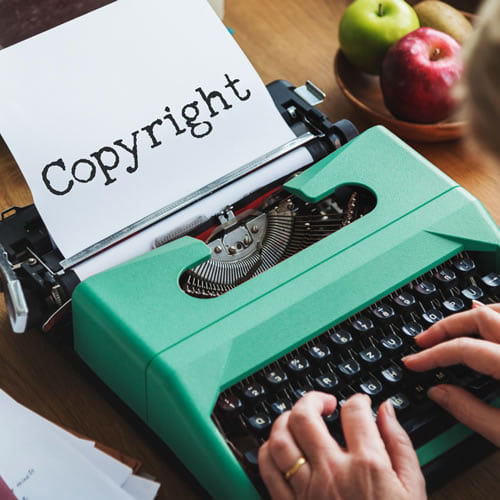 Escribiendo en máquina de escribir, copyright