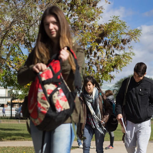 Jóvenes universitarios caminando