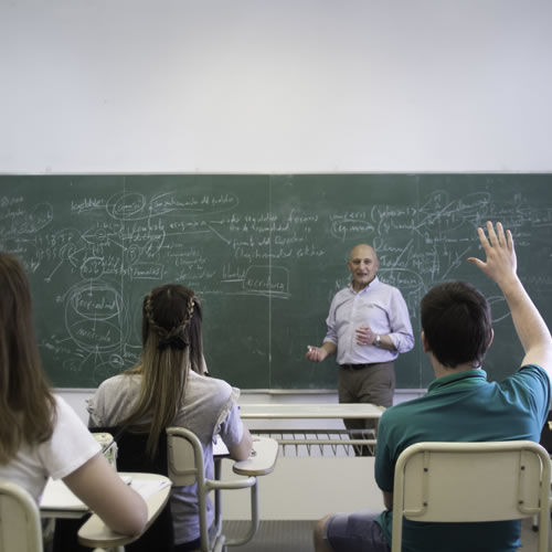 Profesor dando clases en UNVM