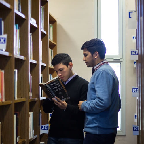 Jóvenes universitarios en biblioteca