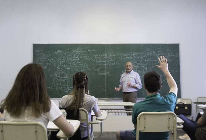 Profesor dando clases en Universidad Nacional de Villa María