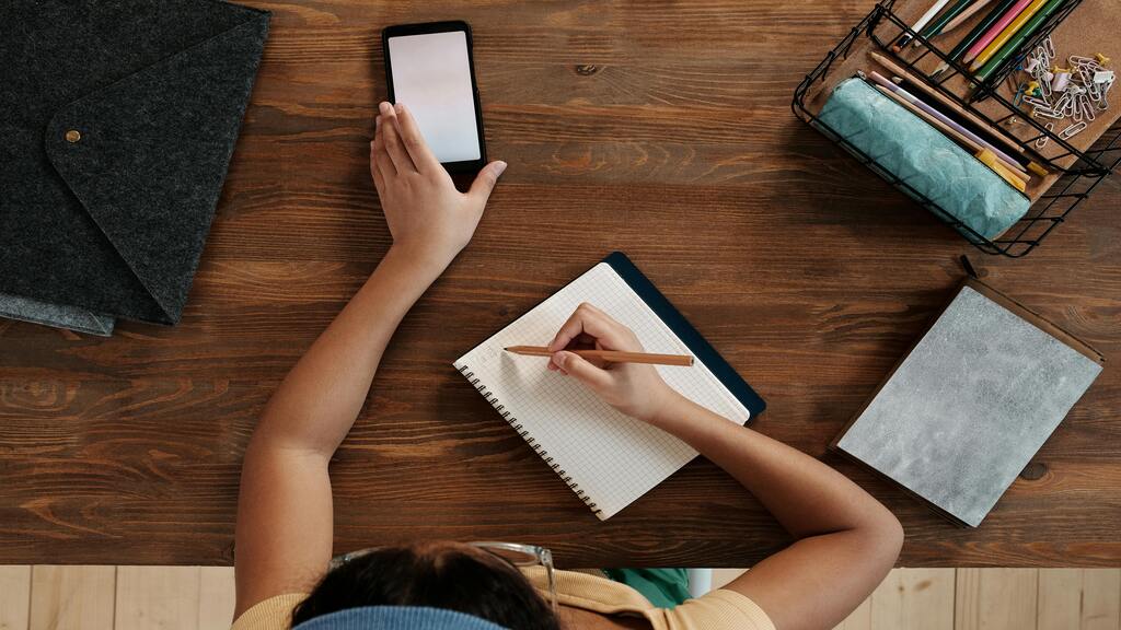 Sobre nativos digitales  y celulares en la escuela